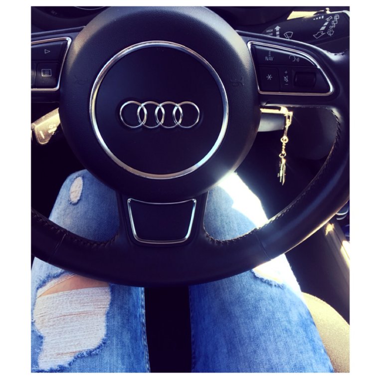 Девушка за рулем Ауди