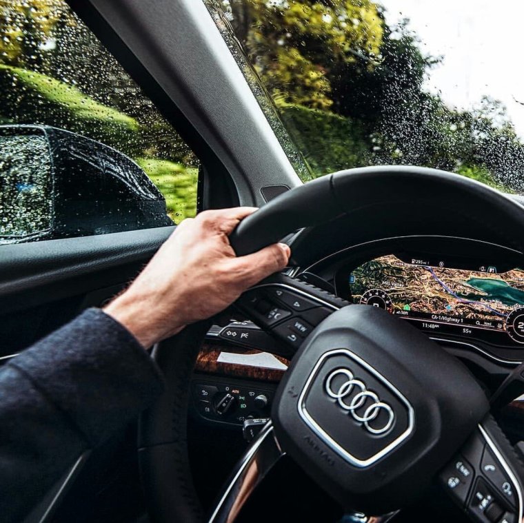 Мужчина за рулем Ауди