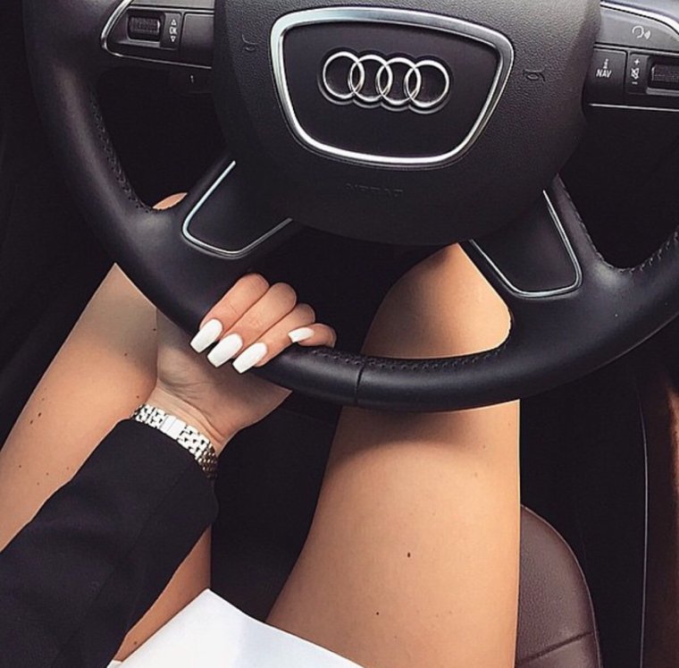 Девушка в машине Ауди