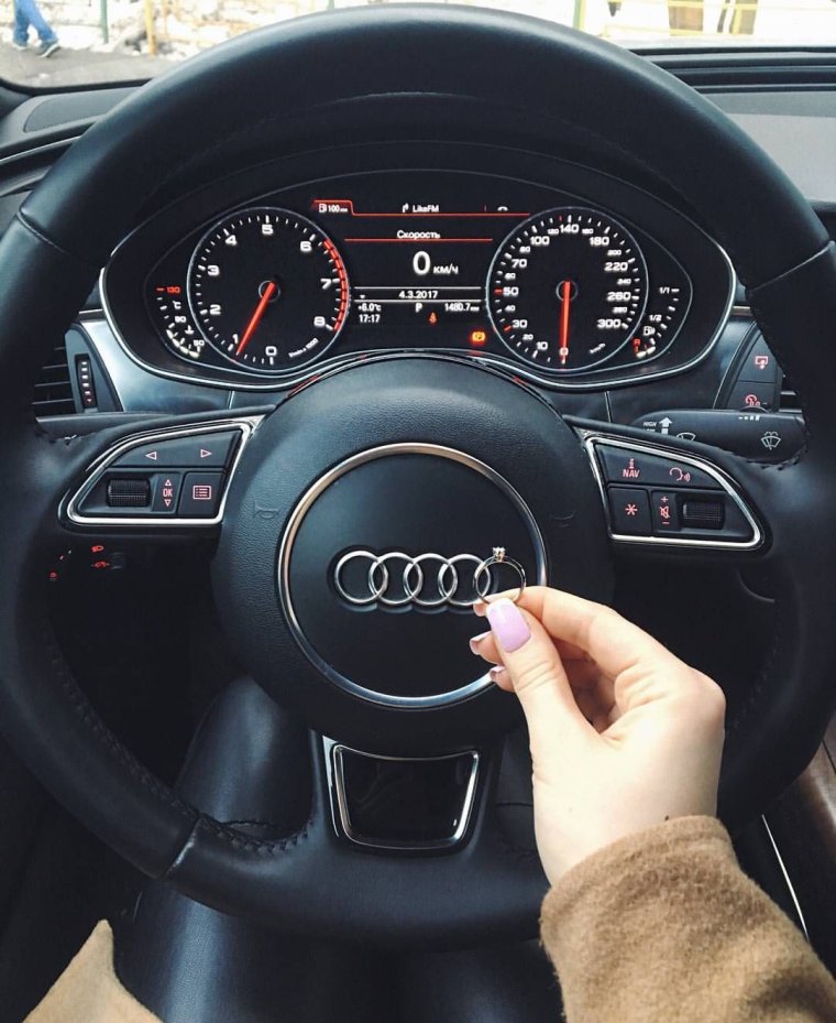 Девушка за рулем Ауди