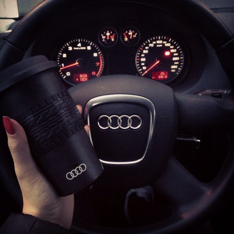 Рука на руле Audi