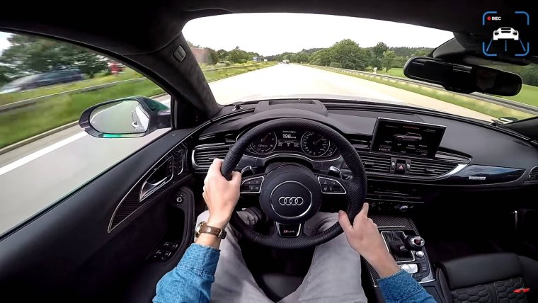 Девушка за рулём Audi RS 7