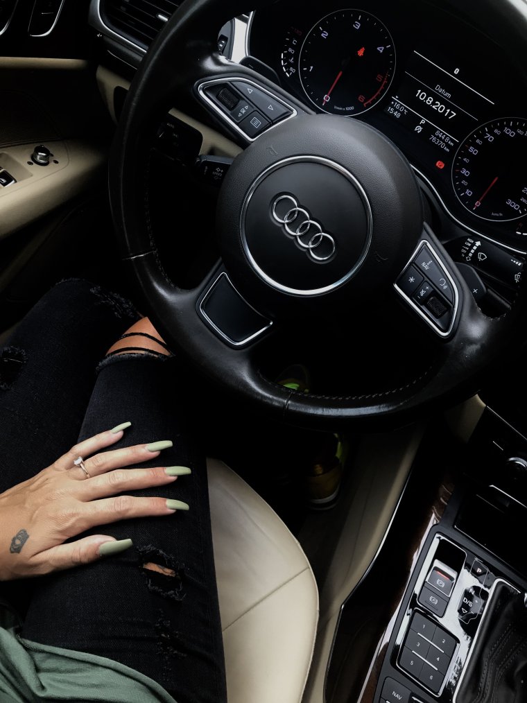 Девушка в машине Ауди