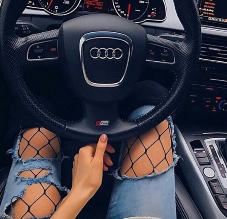 Девушка за рулем Audi