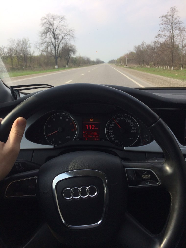 Рука за рулем Ауди