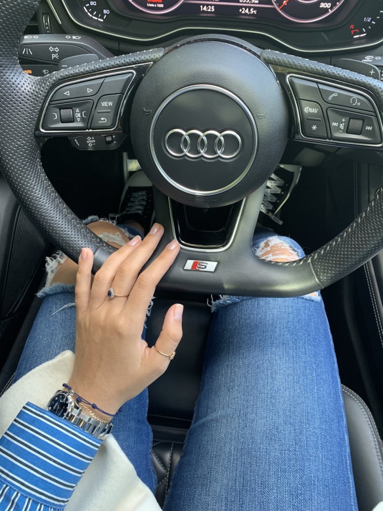 Женские руки на руле