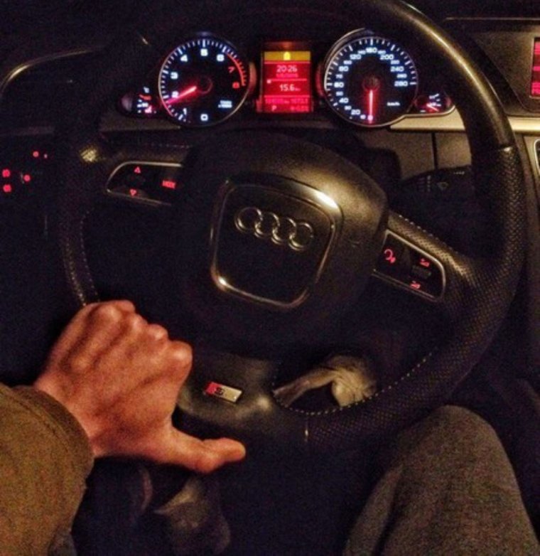 Парень за рулем без лица