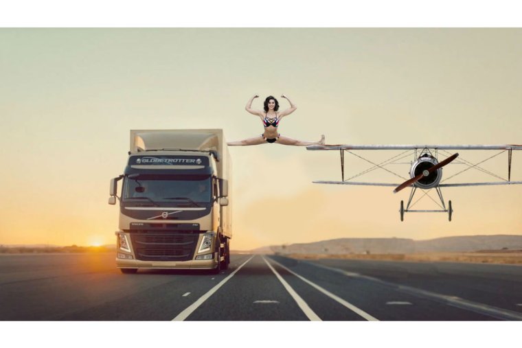 Жан-Клод Ван Дамм шпагат на грузовиках