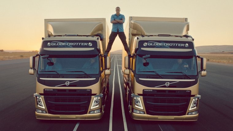 Жан-Клод Ван Дамм шпагат на самолетах