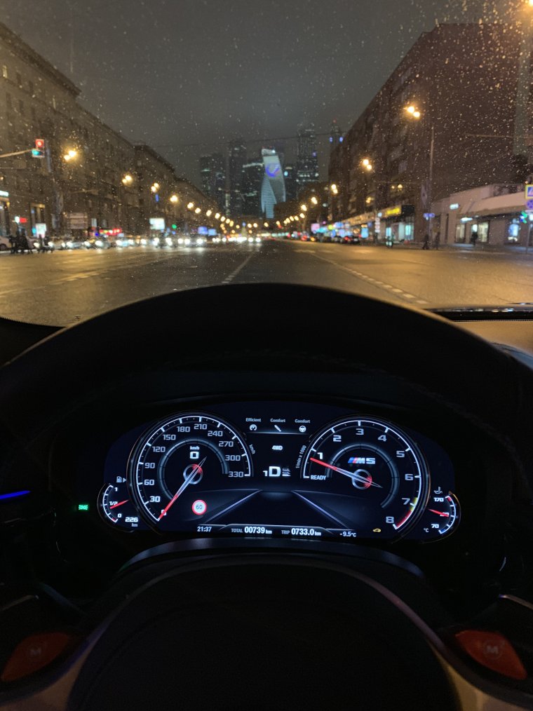 БМВ м5 ночью Москва зима