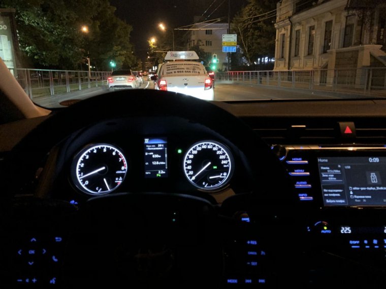 За рулем Тойоты Камри ночью