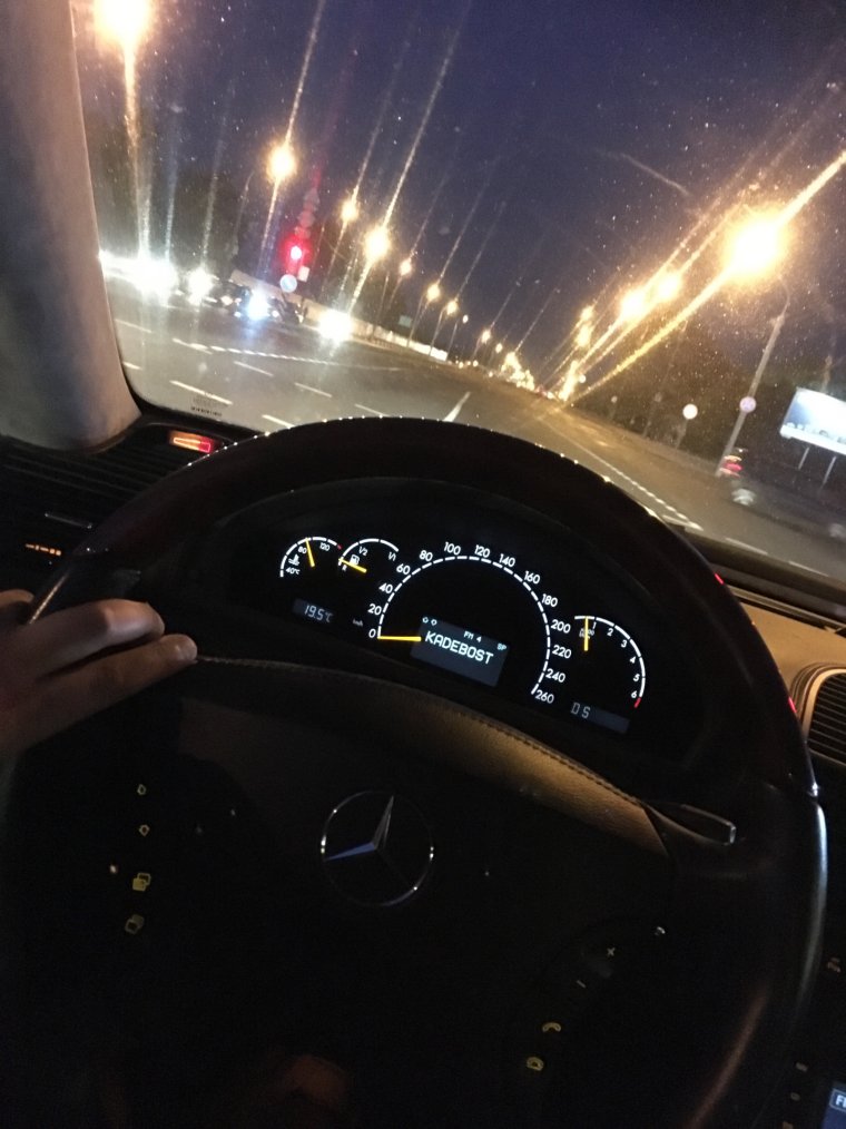 Девушка за рулем ночью