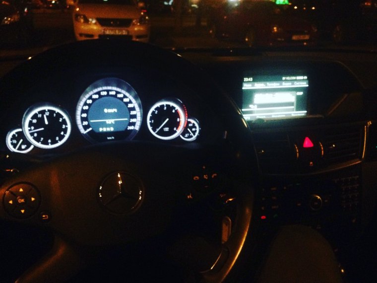 За рулем Мерседеса ночью
