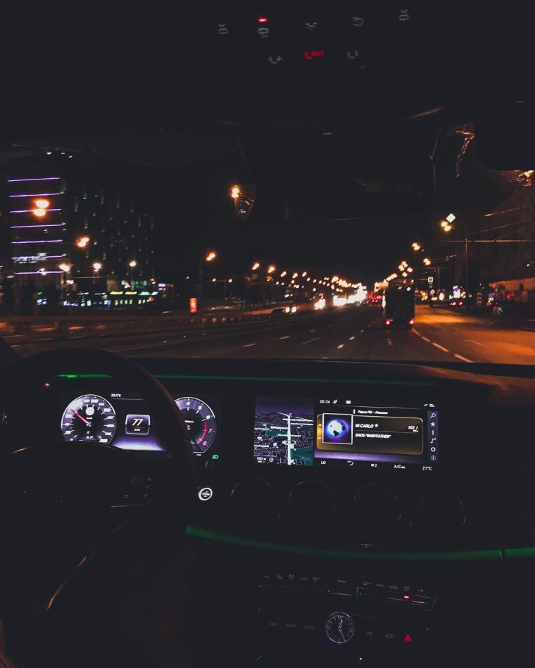 Ночная дорога из салона авто