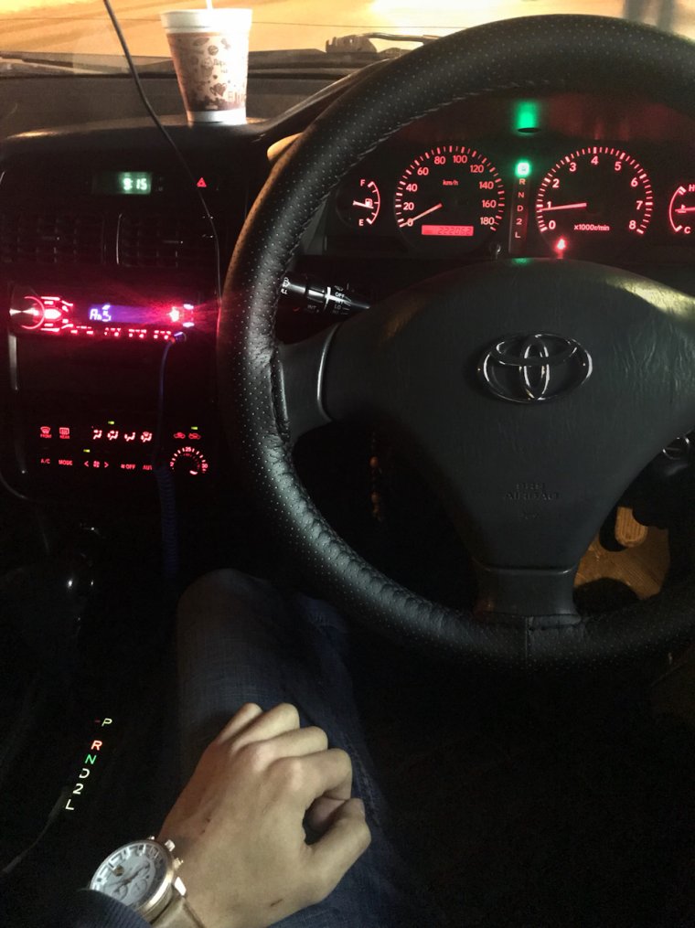 Девушка за рулем Тойоты