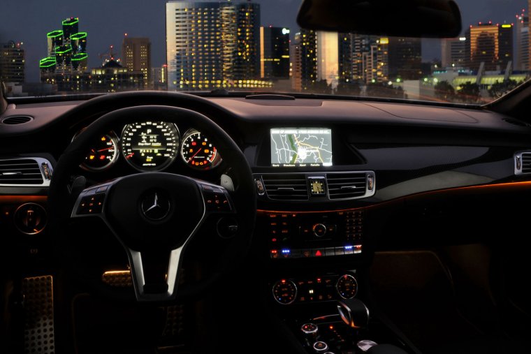 Мерседес Бенц е63 панель ночью