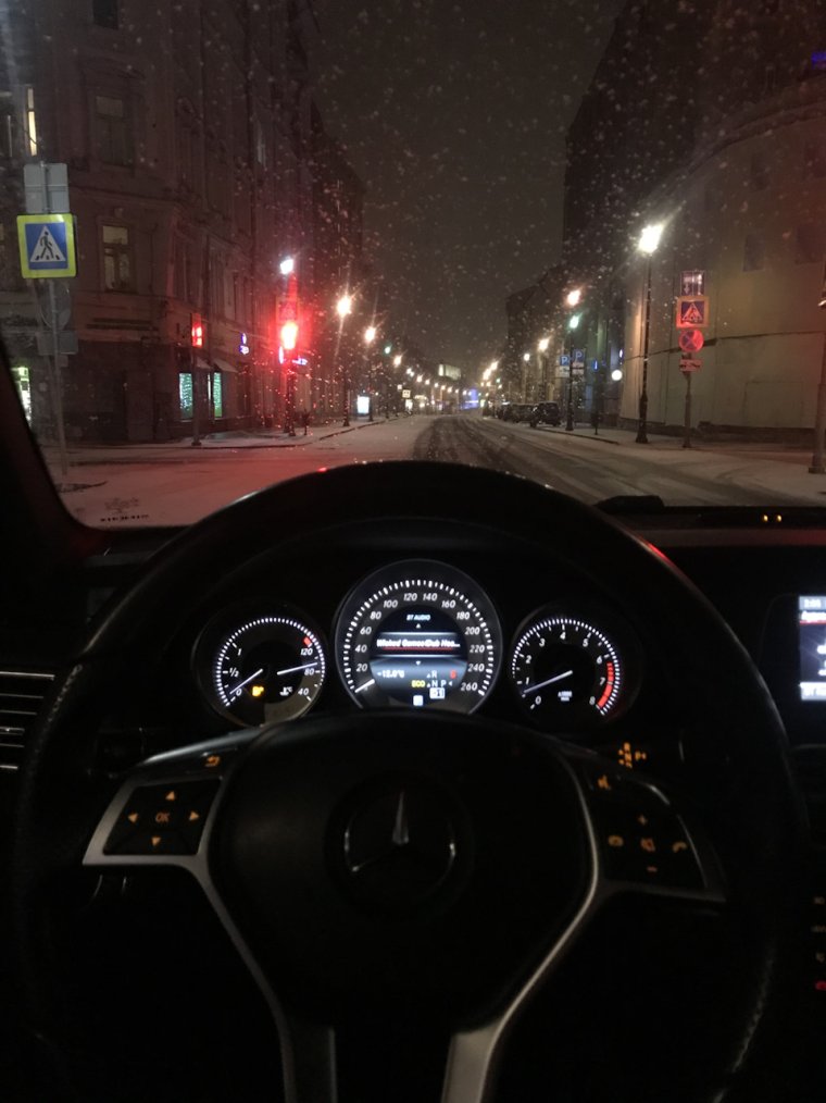 Панель Mercedes ночью