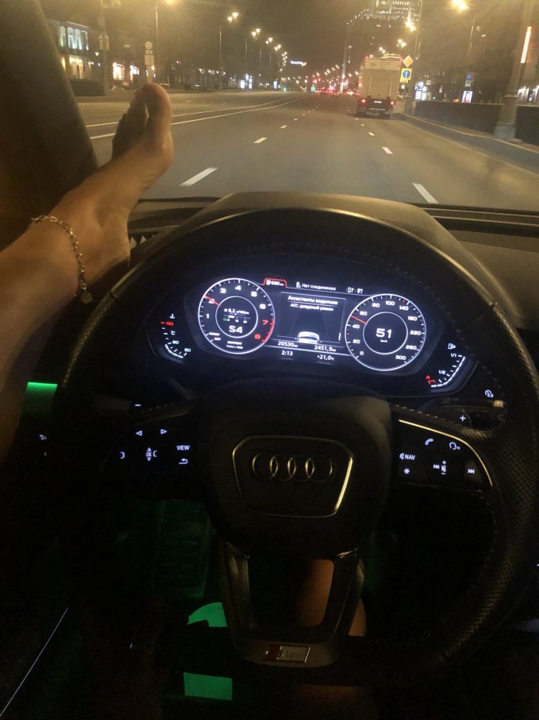 Мужская рука на руле ночью