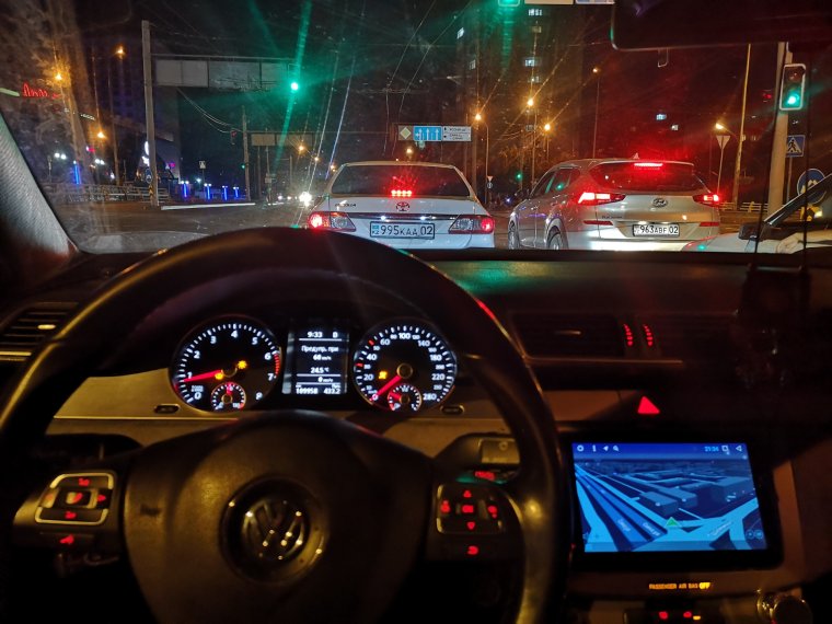 Фольксваген поло за рулем ночью