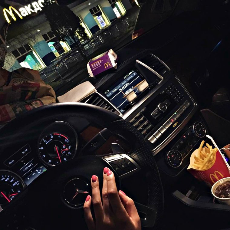 Девушка в машине ночью