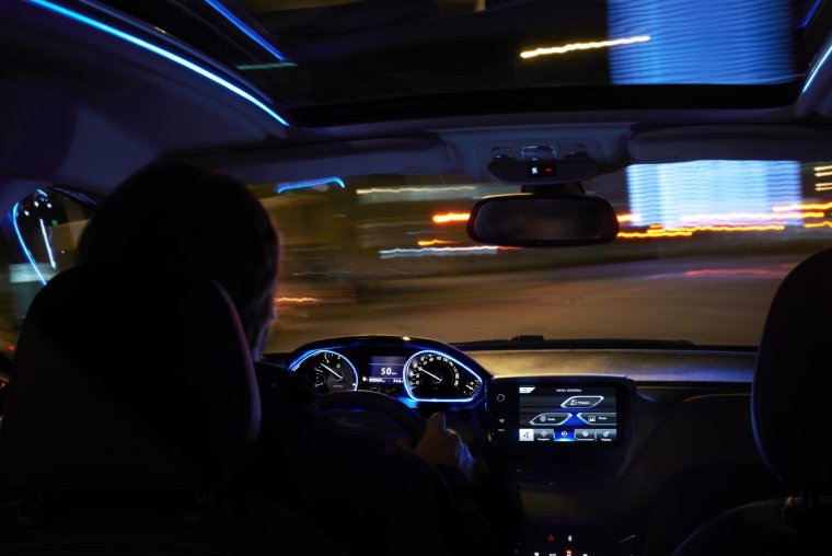 Парень за рулем ночью