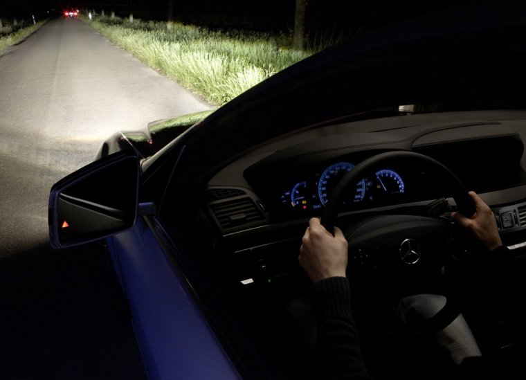Парень за рулем Мерседеса ночью