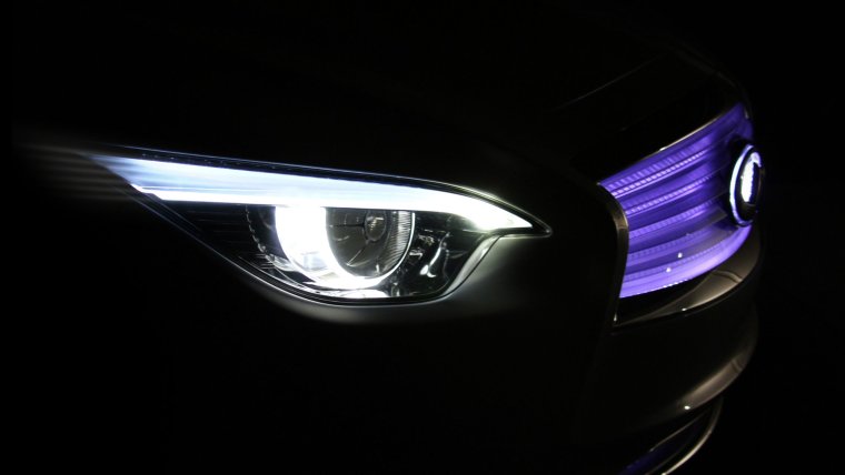 Красивая фара автомобиля