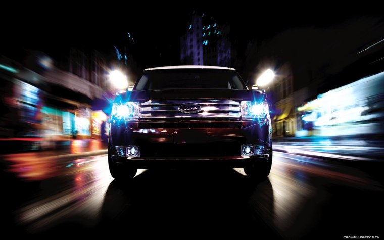 Машина с горящими фарами