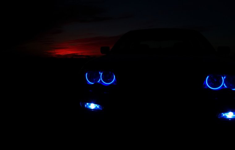 БМВ е34 в темноте с подсветкой