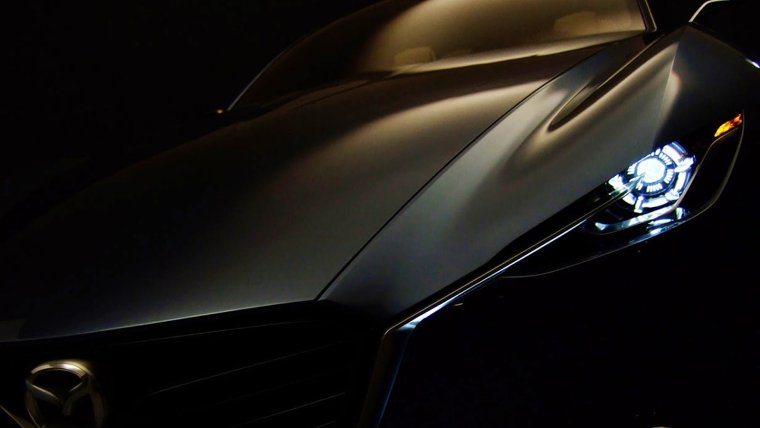 Мазда 6 на черном фоне