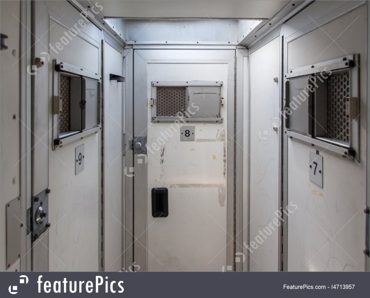 Полицейская машина для перевозки заключенных изнутри