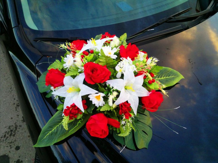 Букет на белой машине