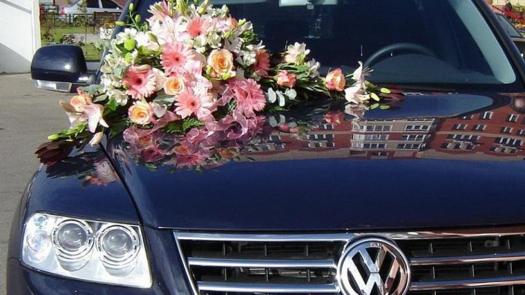 Цветы на капоте машины