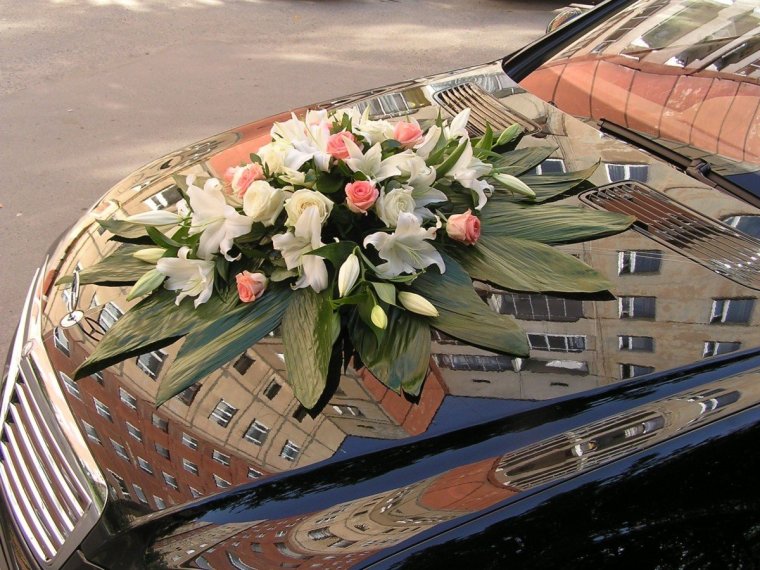 Композиция из цветов на машину