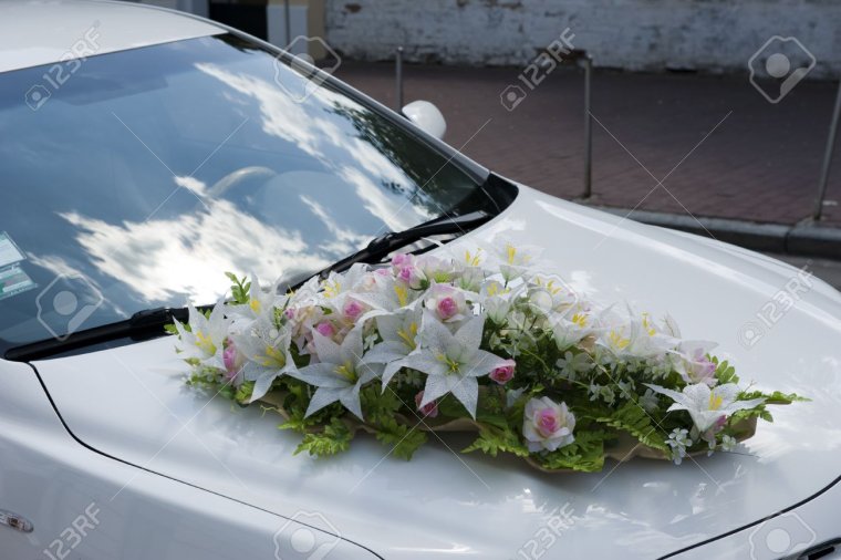 Букет цветов на капоте