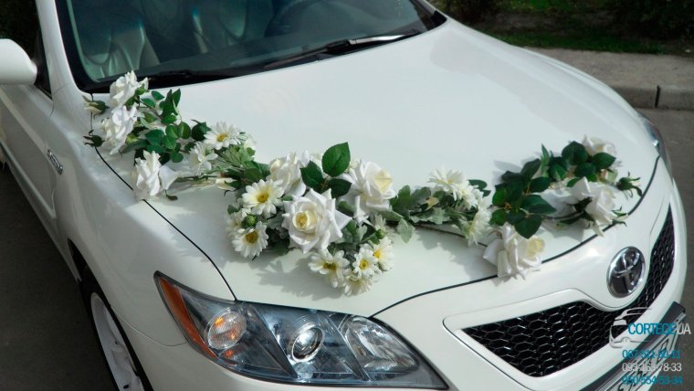 Украшение машины на свадьбу в белом цвете