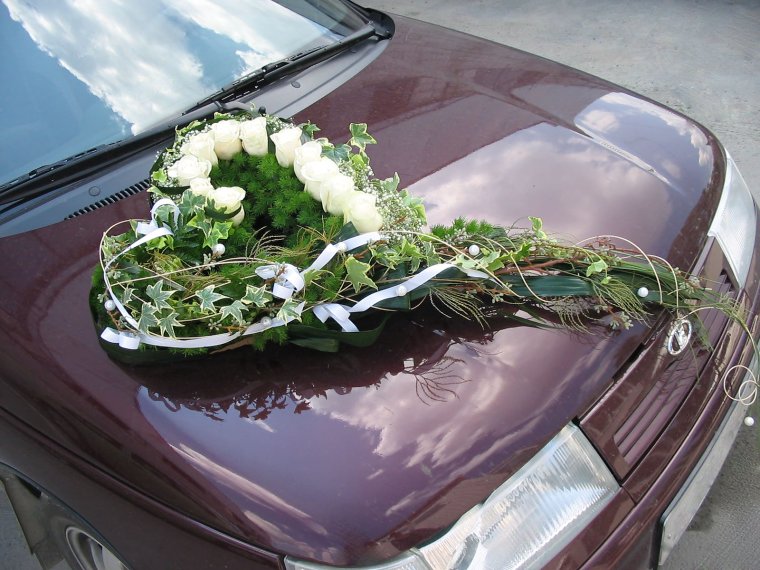 Украшение свадебных машин зеленью
