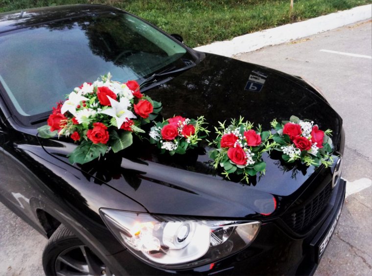 Букет роз на капоте машины ВАЗ