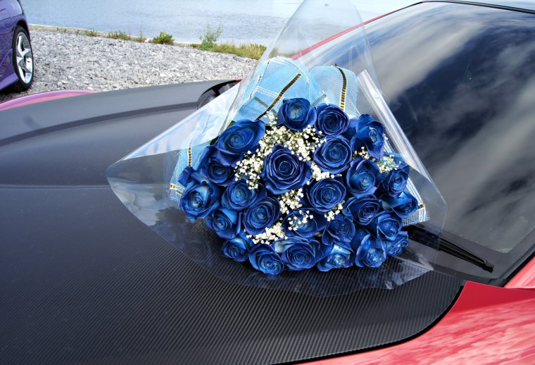 Машина с цветами