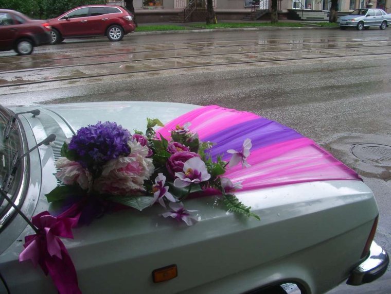 Букет на капот машины для свадьбы