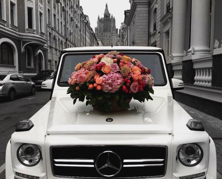 Машина в цветах