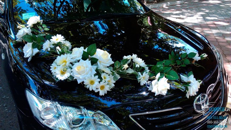 Букет на капоте Камри