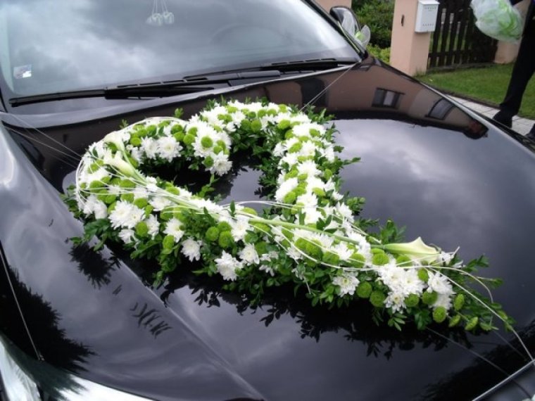 Цветочная композиция в машине