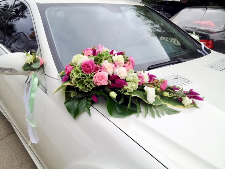 Цветочная композиция в машине