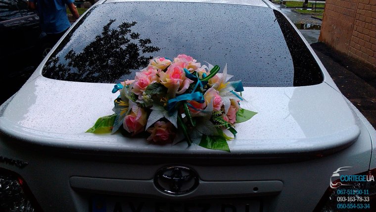 Букет роз на капоте машины
