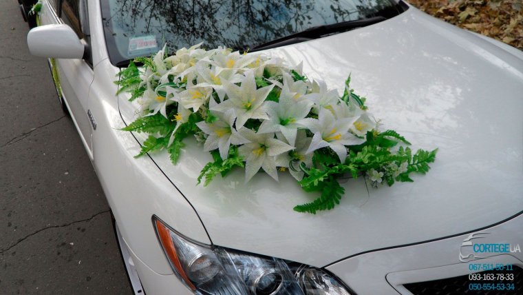Свадебные украшения на машину розы с лилиями