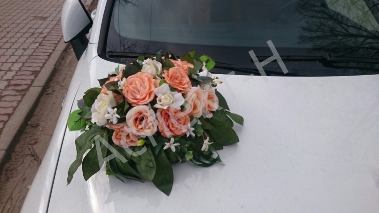 Цветы на капоте Мерседеса