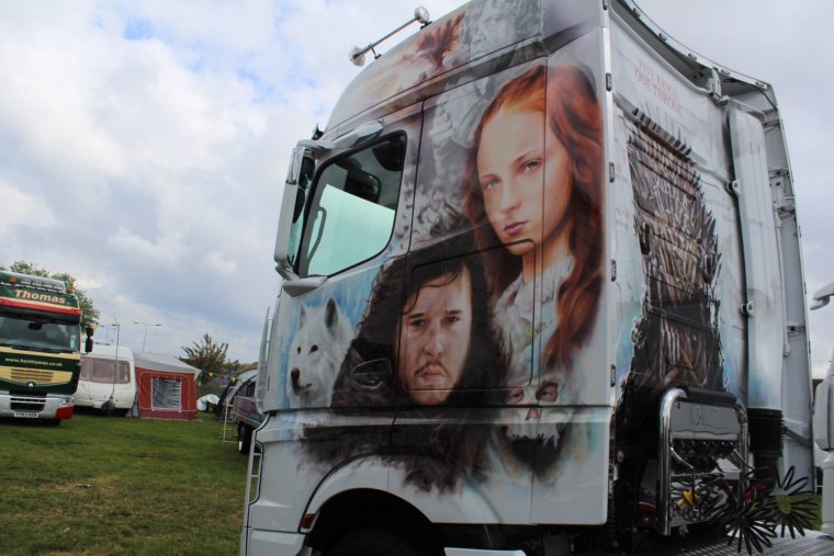 Аэрография девушки на грузовиках