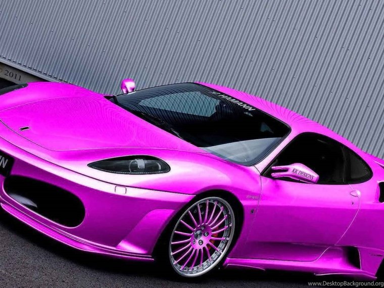 Машина ярко розового цвета