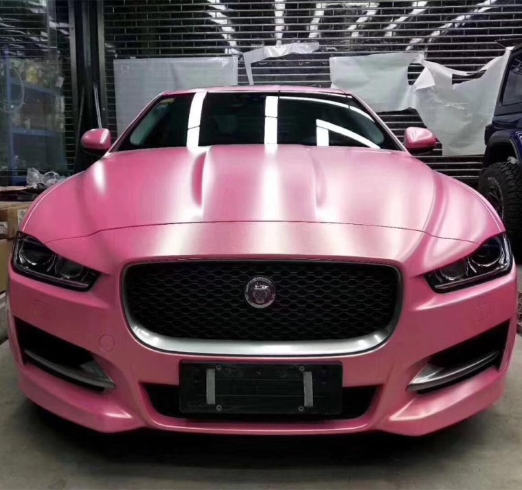 Красивая розовая пленка на авто